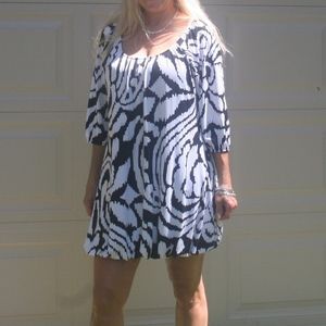 Black & white 3/4 sleeve mini dress